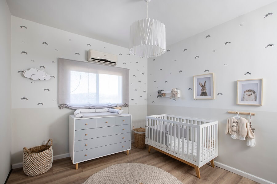 רהיטים לבנים בחדר התינוקות
